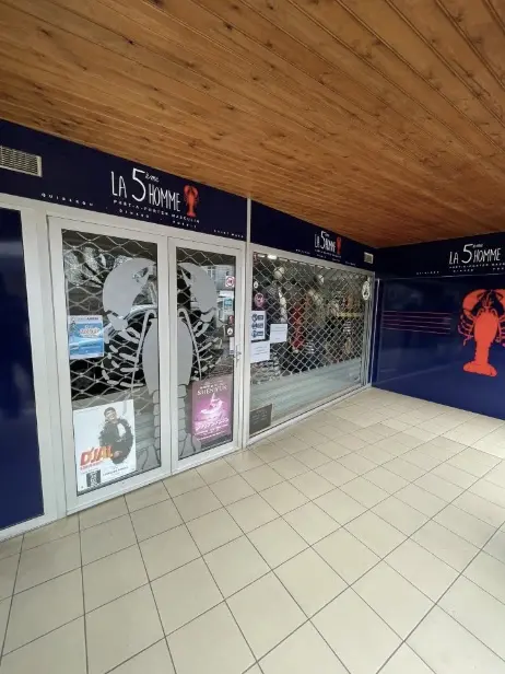 Vitrine de commerce nettoyée en galerie marchande
