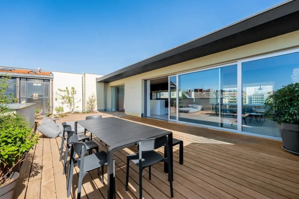 Terrasse baie vitrée ciel bleu Pornic